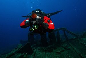 U/W Filmer at a wreck near Misi by Andy Kutsch 